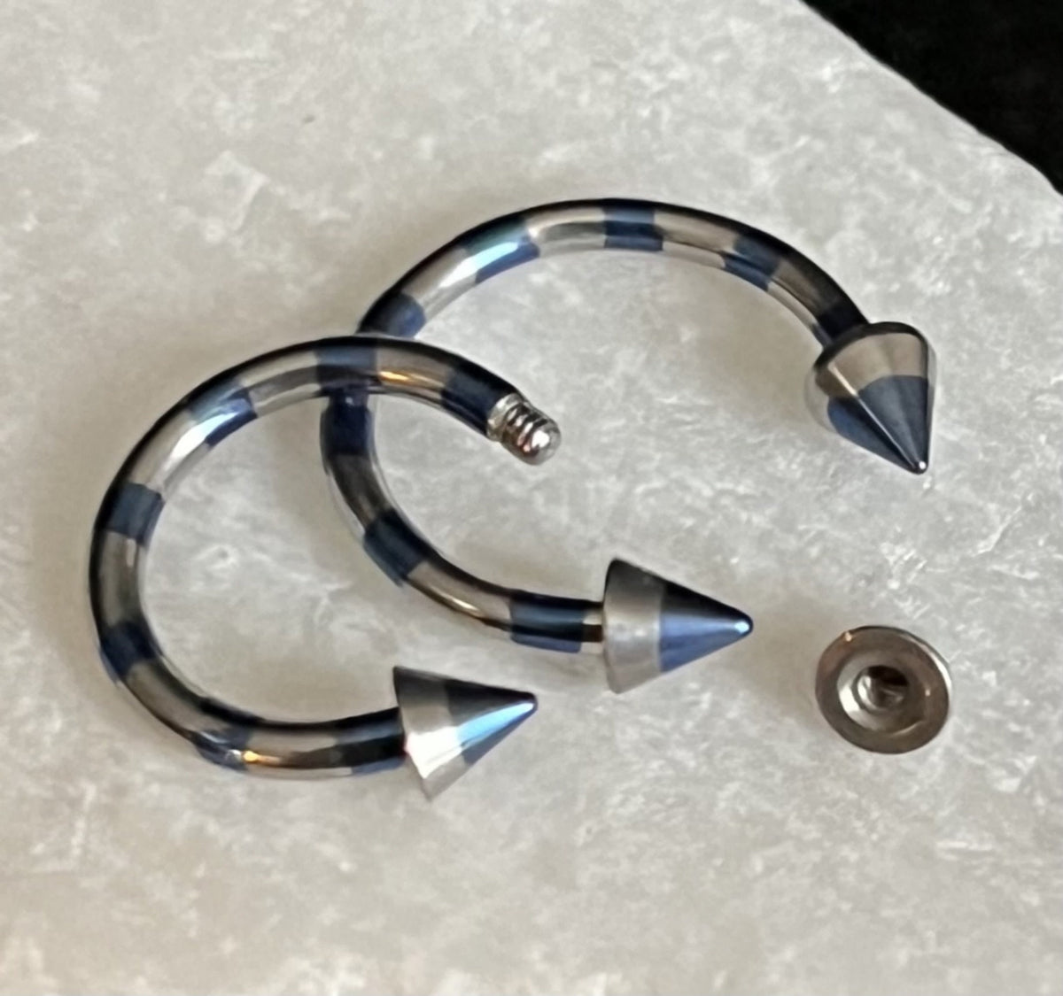 1 Piece Stunning Striped Spiked Steel Circular Barbell Horseshoe Ring - 16g - Internal Diameter 8mm, 10mm - Available in Many Colors!